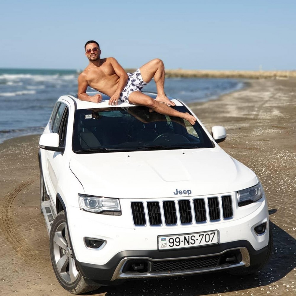 Kərimdən yarıçılpaq pozlar - FOTOLAR